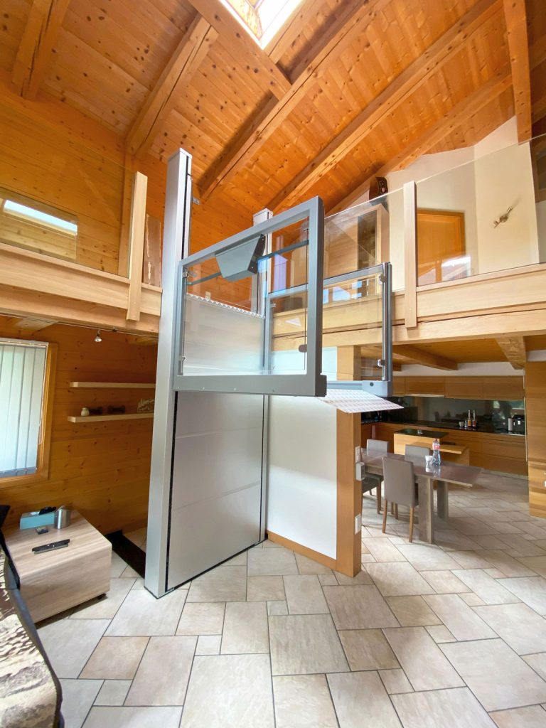 Ascendor Una Porte Lift in modernem Holzhaus, barrierefreie Hebebühne zwischen Erdgeschoss und Galerie