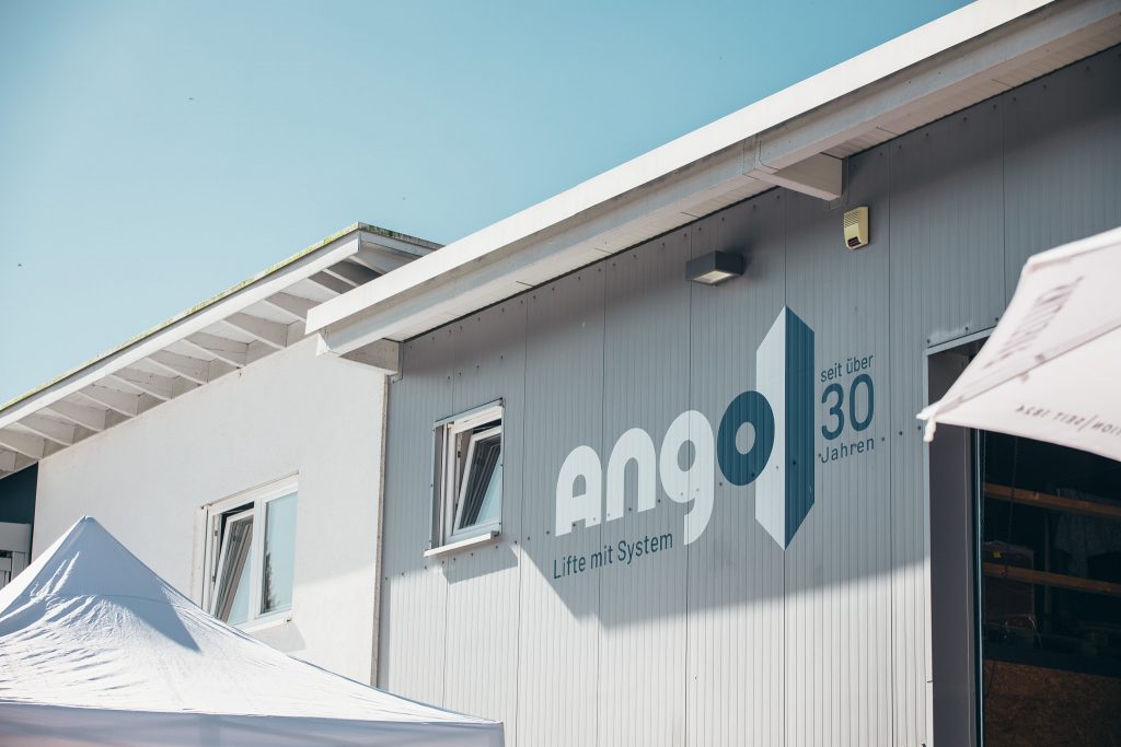 Neues Logo an Ango Hauswand.