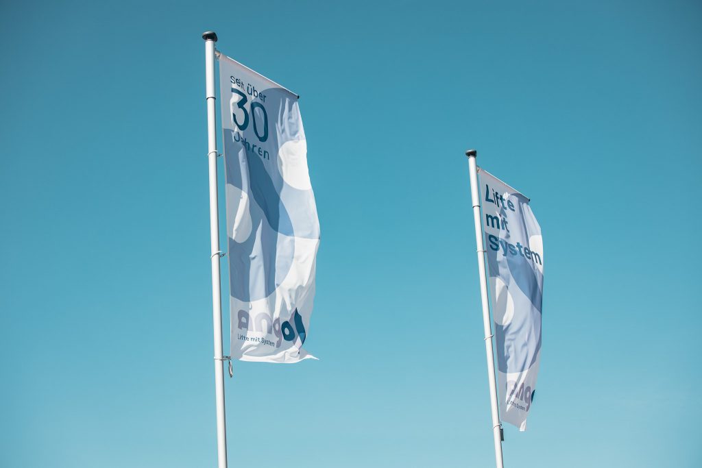Ango Fahnen im Wind.