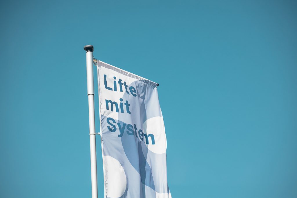 Ango Fahne im Wind.