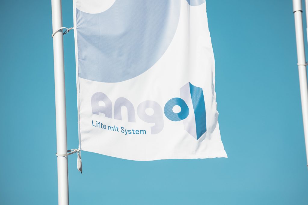 Ango Fahne im Wind.