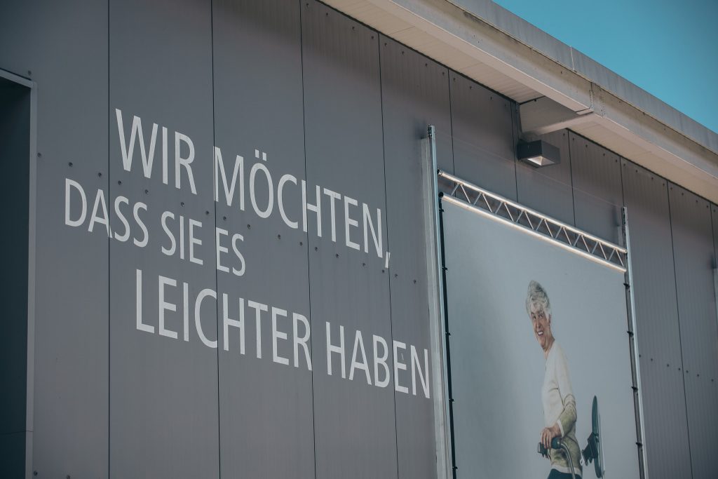 Ango Slogan an Ango Gebäude.