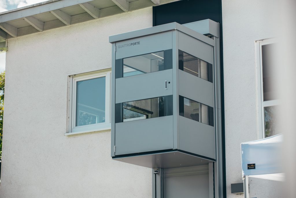 Der QuattroPorte Lift an der Ango Hauswand.