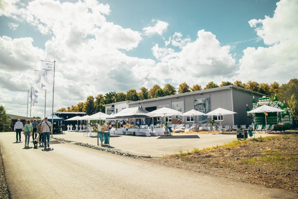 Festgelände vor Ango Gebäude.