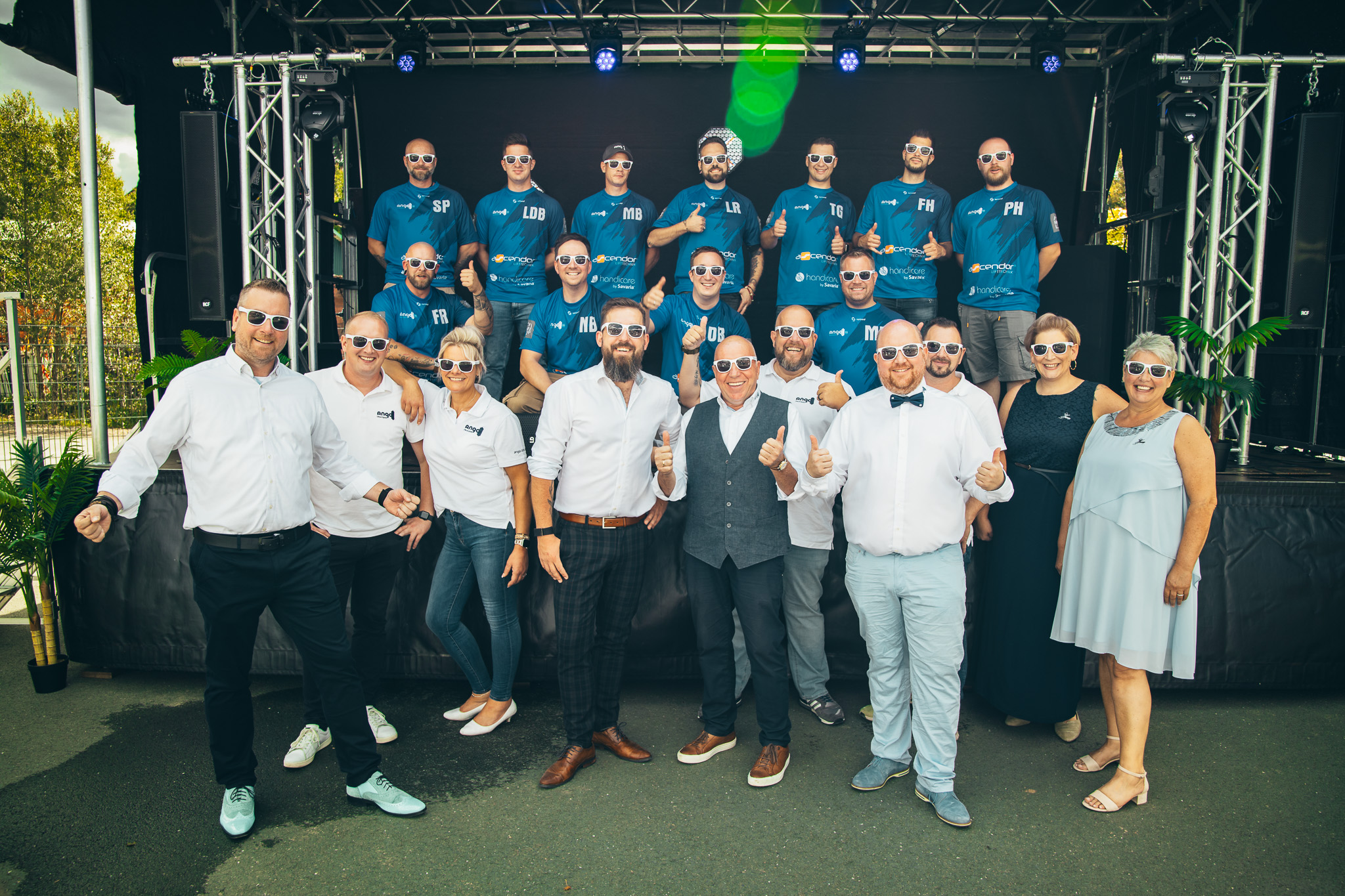 Das Ango Team vor einer Bühne.