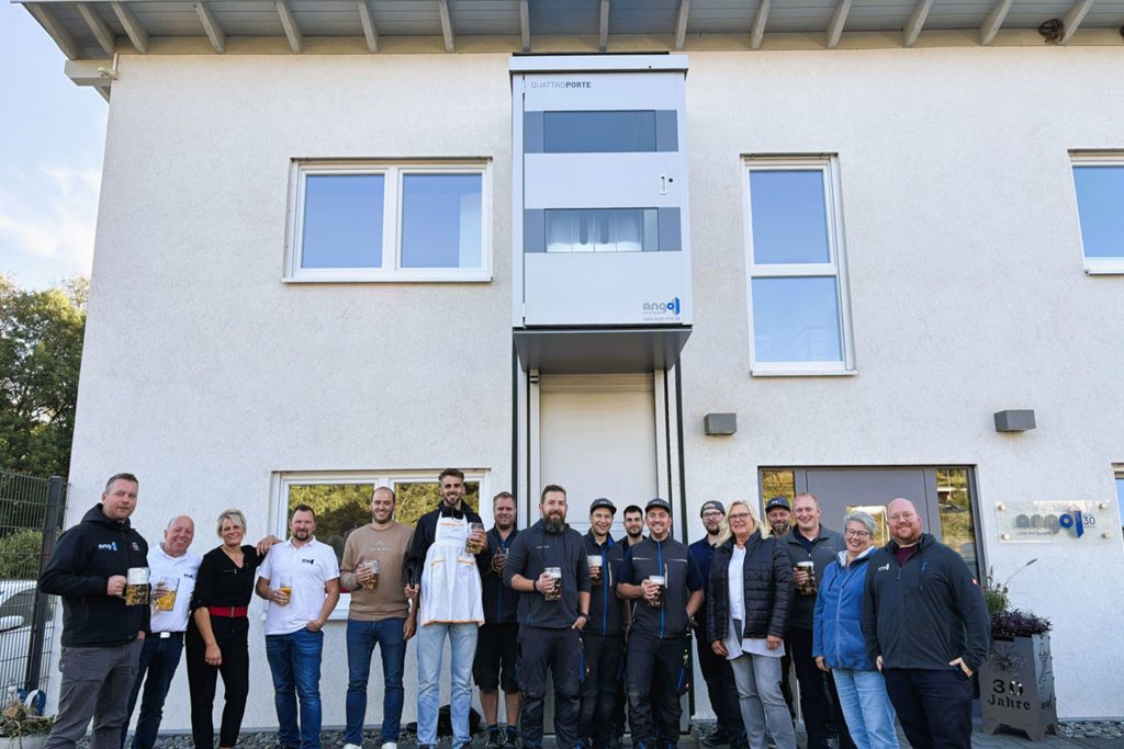 Das Ango Team vor dem QuattroPorte Lift.