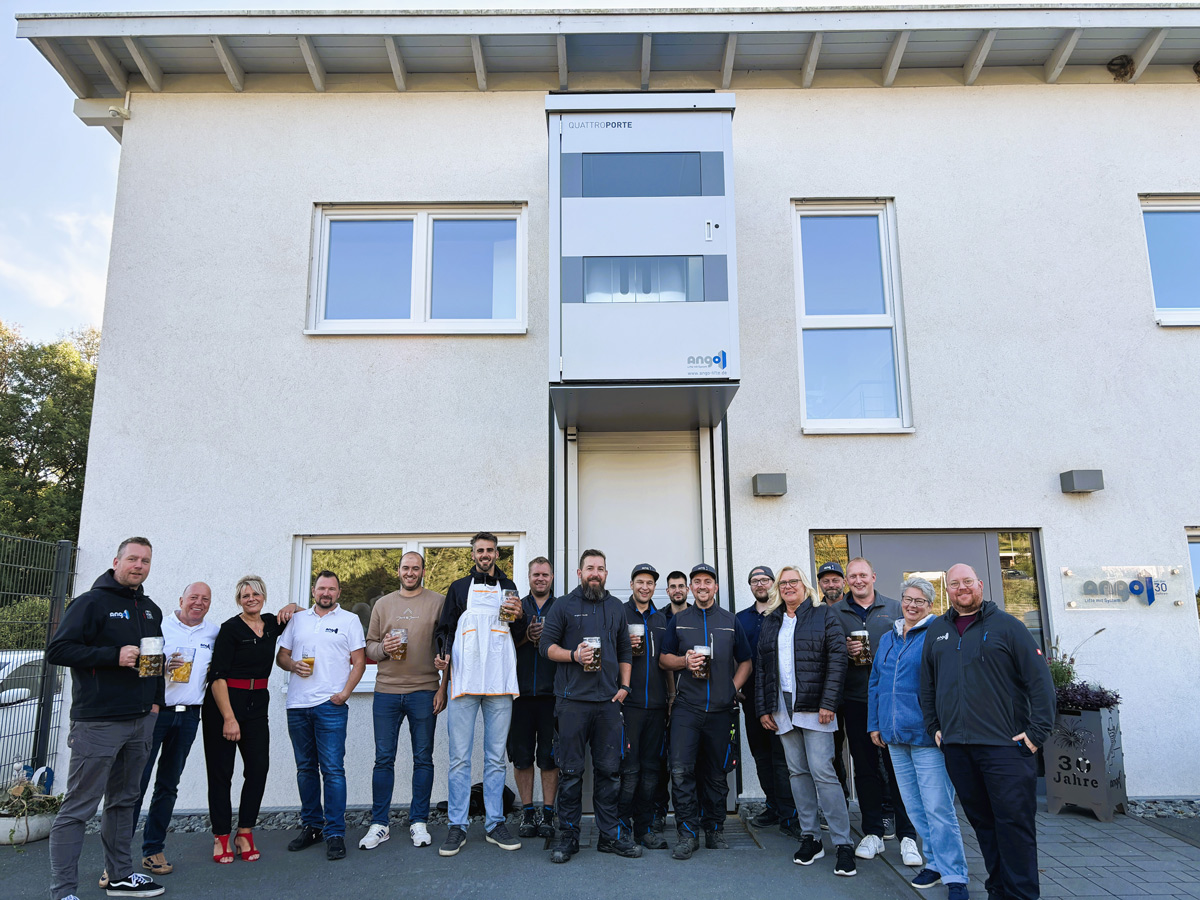 Das Ango Team vor den neuem QuattroPorte Lift.