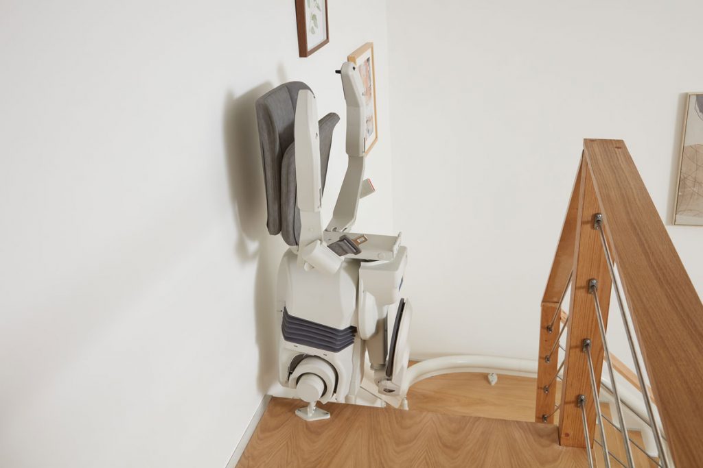 Ein grauer Ultimate Treppenlift eingeklappt.