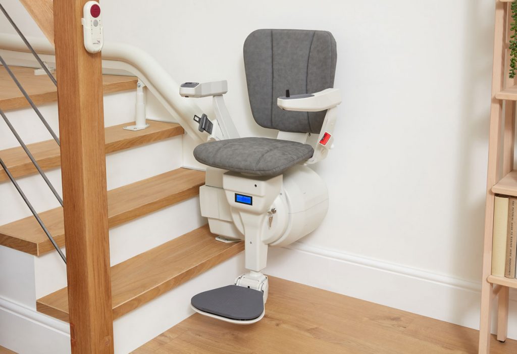 Ein grauer Ultimate Treppenlift in Startposition.