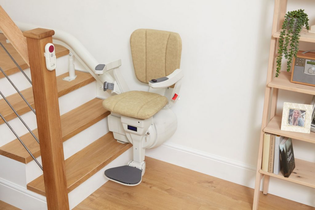 Man sieht einen Ultimate Treppenlift in Mandelbeige.