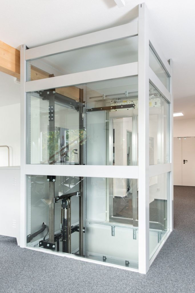 Ein Senkrechtlift Hydraulik