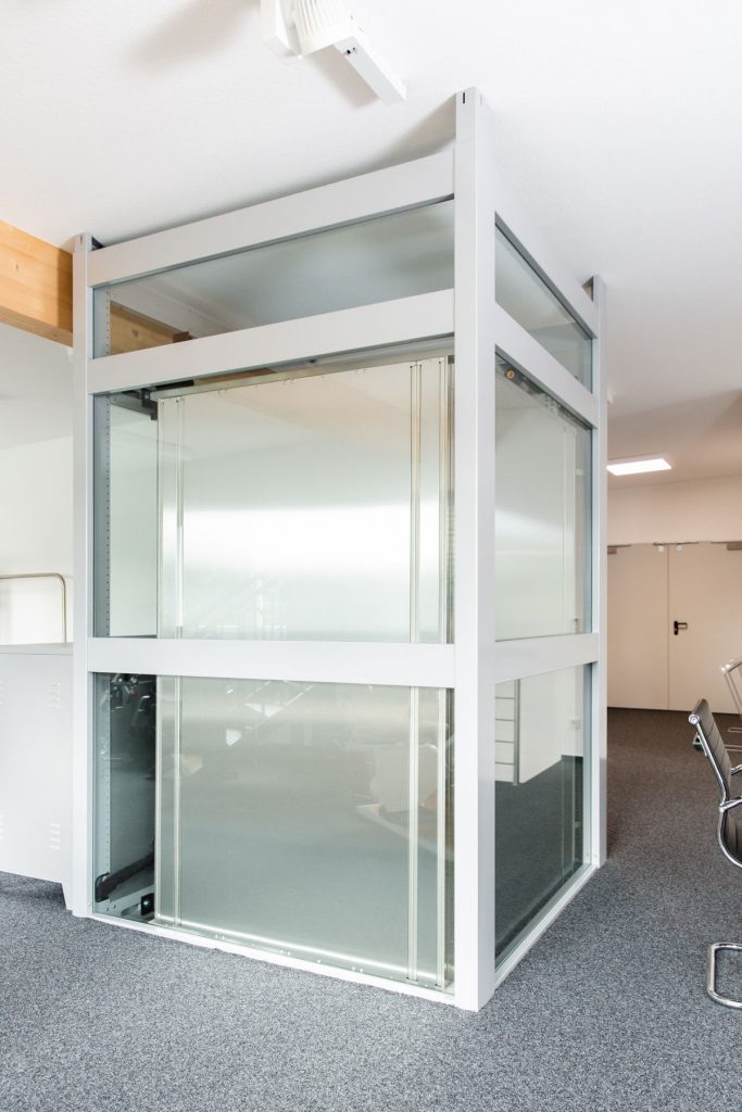 Ein Senkrechtlift Hydraulik