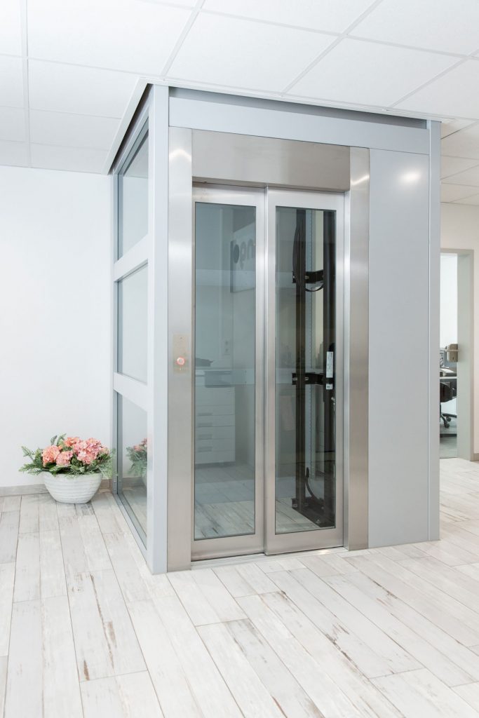 Ein Senkrechtlift Hydraulik