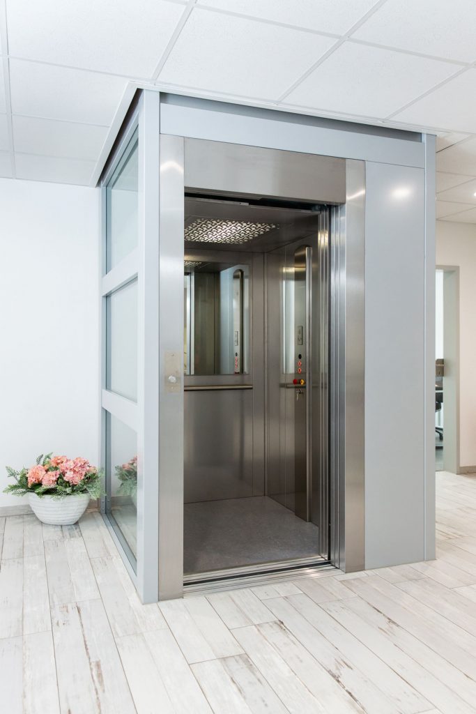 Ein Senkrechtlift Hydraulik offen