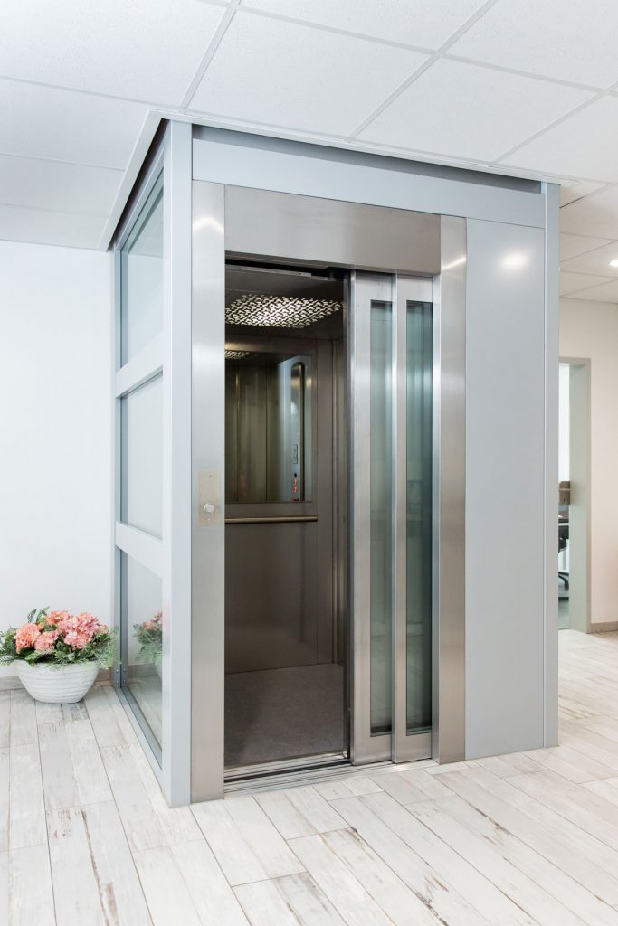 Ein Senkrechtlift Hydraulik offen