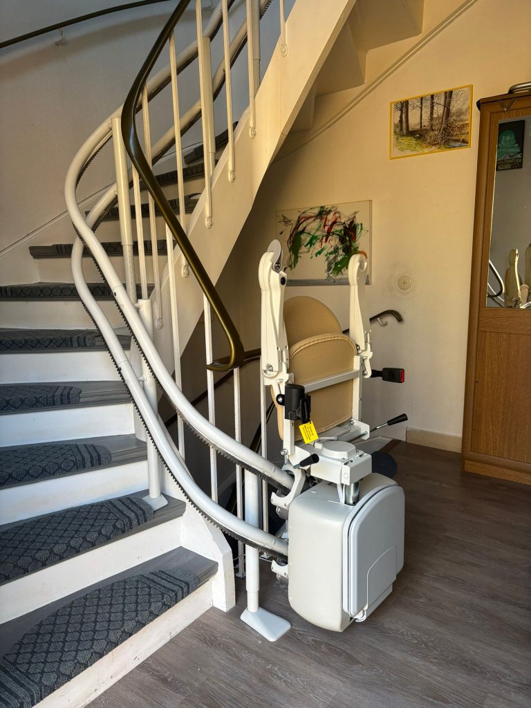 Beiger Treppenlift M4000