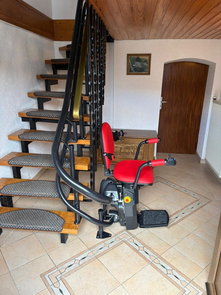 Ein roter HW10 in einem Hausflur