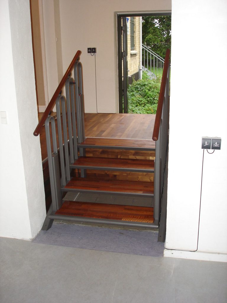 Dunkler Flexstep als Treppe