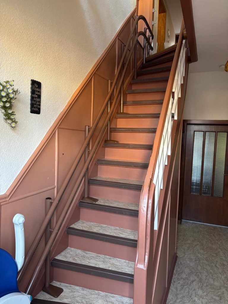 Ein blauer M4000 im Einsatz an einer dunklen Wohntreppe