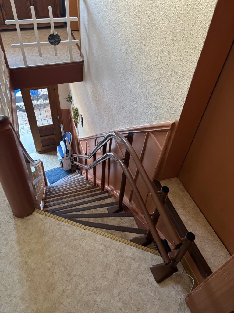 Ein blauer M4000 im Einsatz an einer dunklen Wohntreppe in Aktion