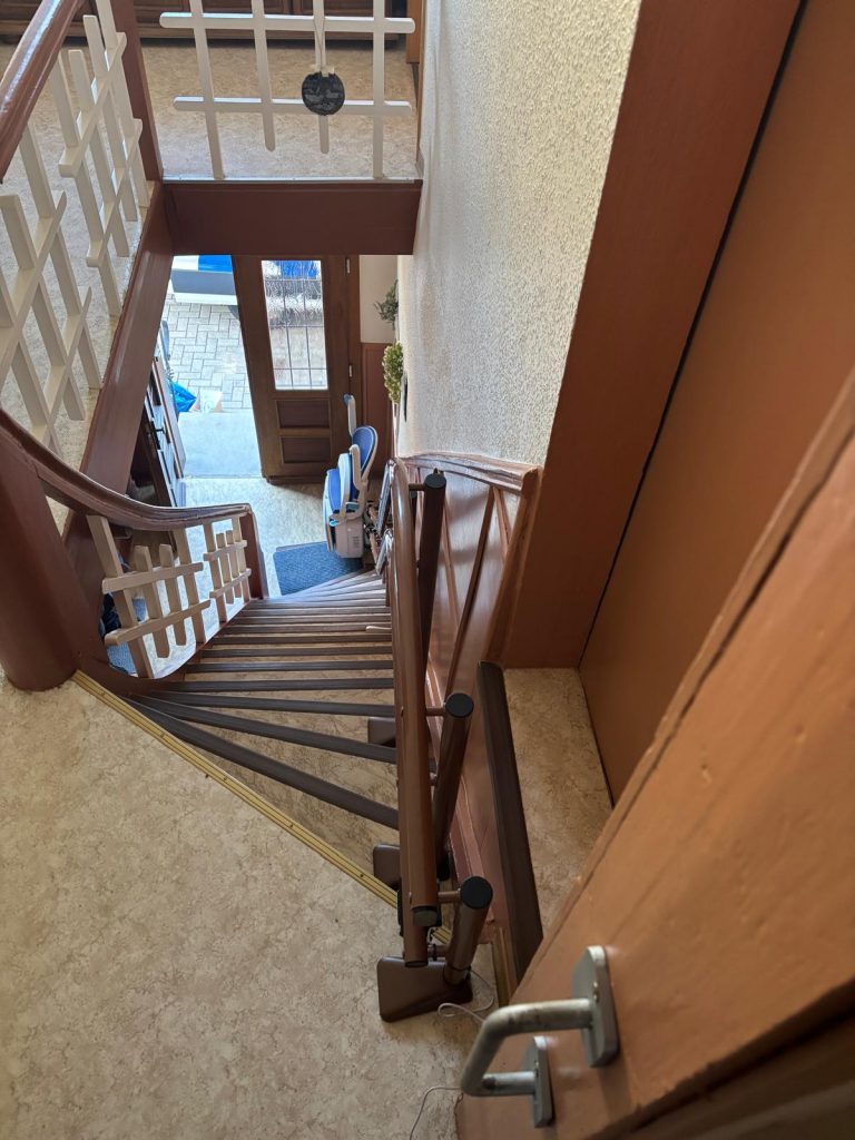 Ein blauer M4000 im Einsatz an einer dunklen Wohntreppe - von oben