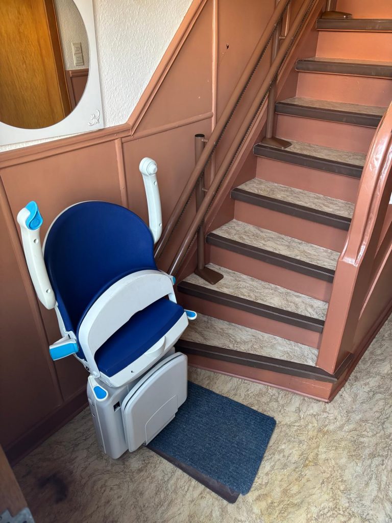 Ein blauer M4000 im Einsatz an einer dunklen Wohntreppe - Zugeklappt vor dem Start