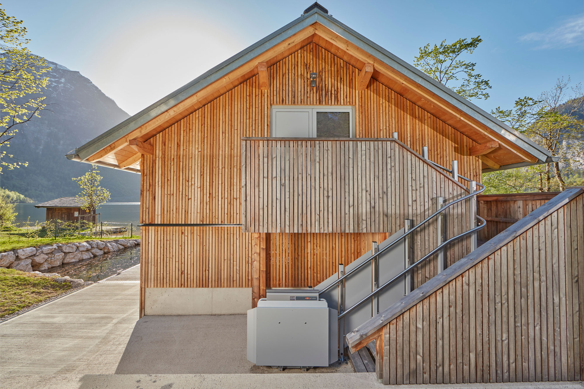 PLG an einem Holzhaus