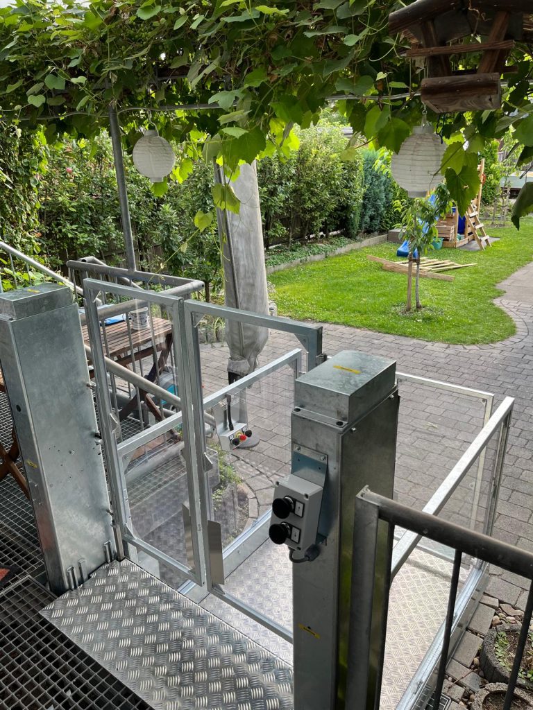 Ein Strategos Lift im Außenbereich