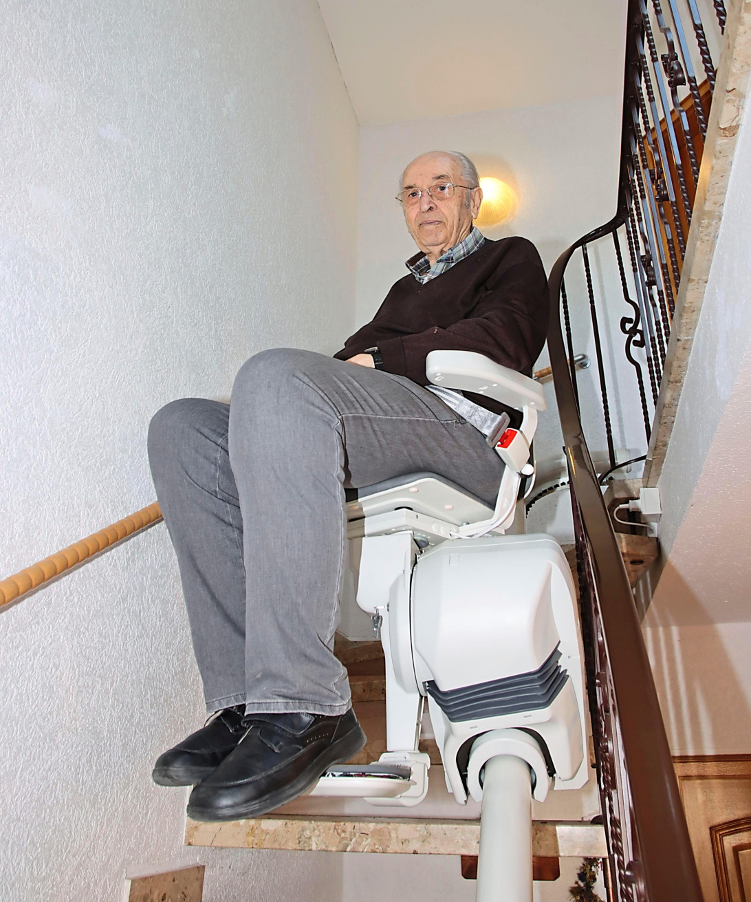 Ein Kundenfoto eines älterer Mann auf einem Treppenlicht