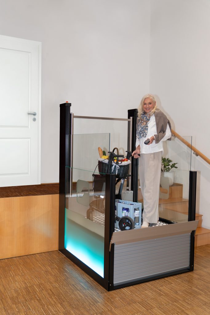 PicoPorte Lift mit Dame und Einkäufen