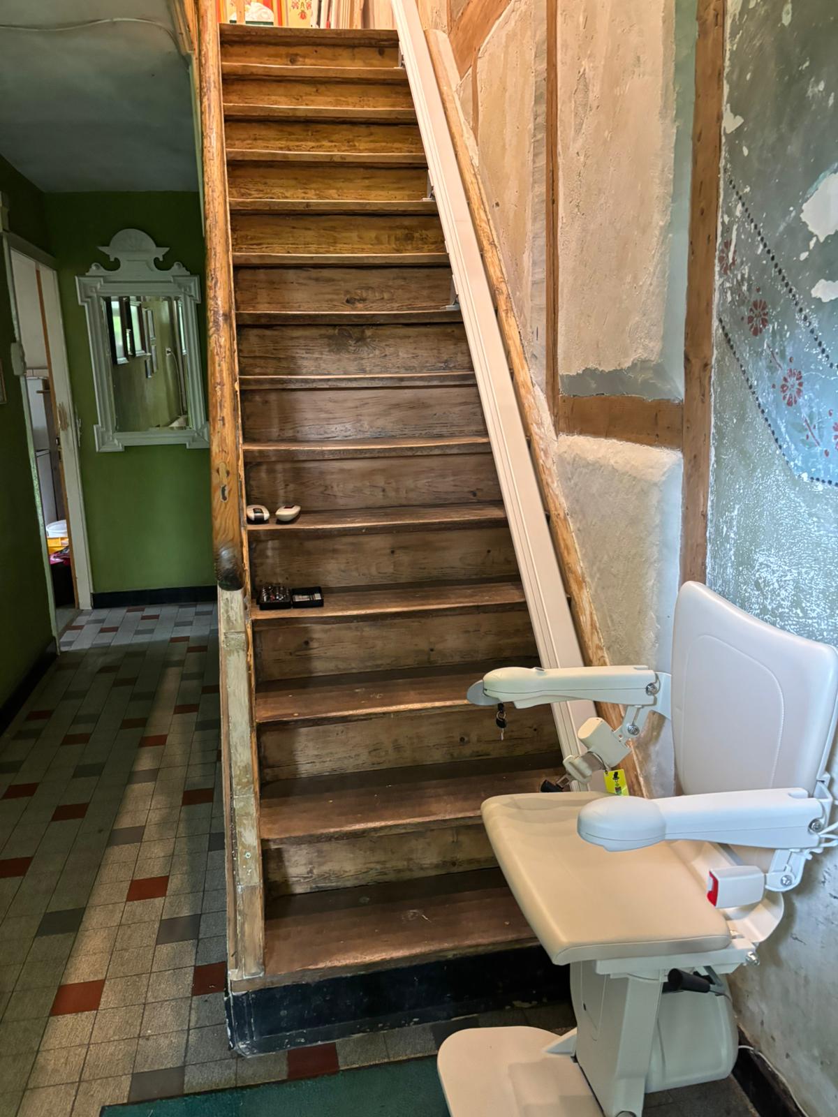 M1100 an alter Holztreppe