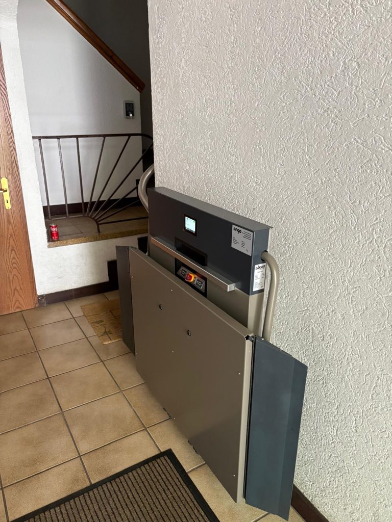 GTL E an einer engen Stelle in einem Treppenhaus zusammengeklappt