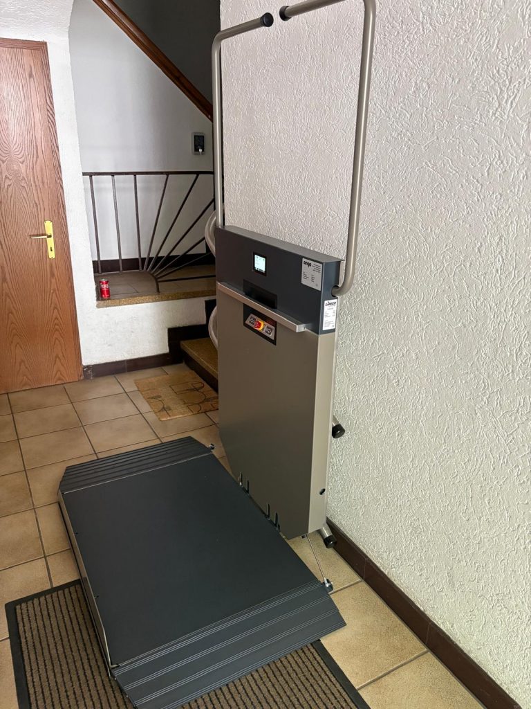GTL E an einer engen Stelle in einem Treppenhaus.