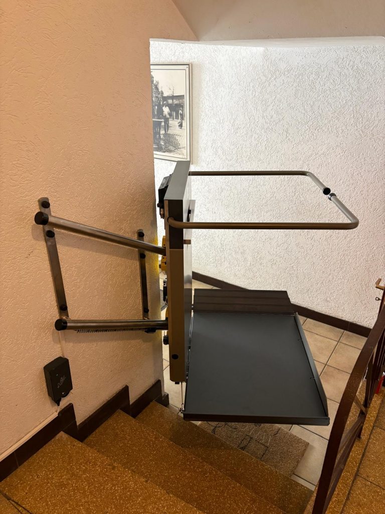 GTL E an einer engen Stelle in einem Treppenhaus. Auf halber Höhe