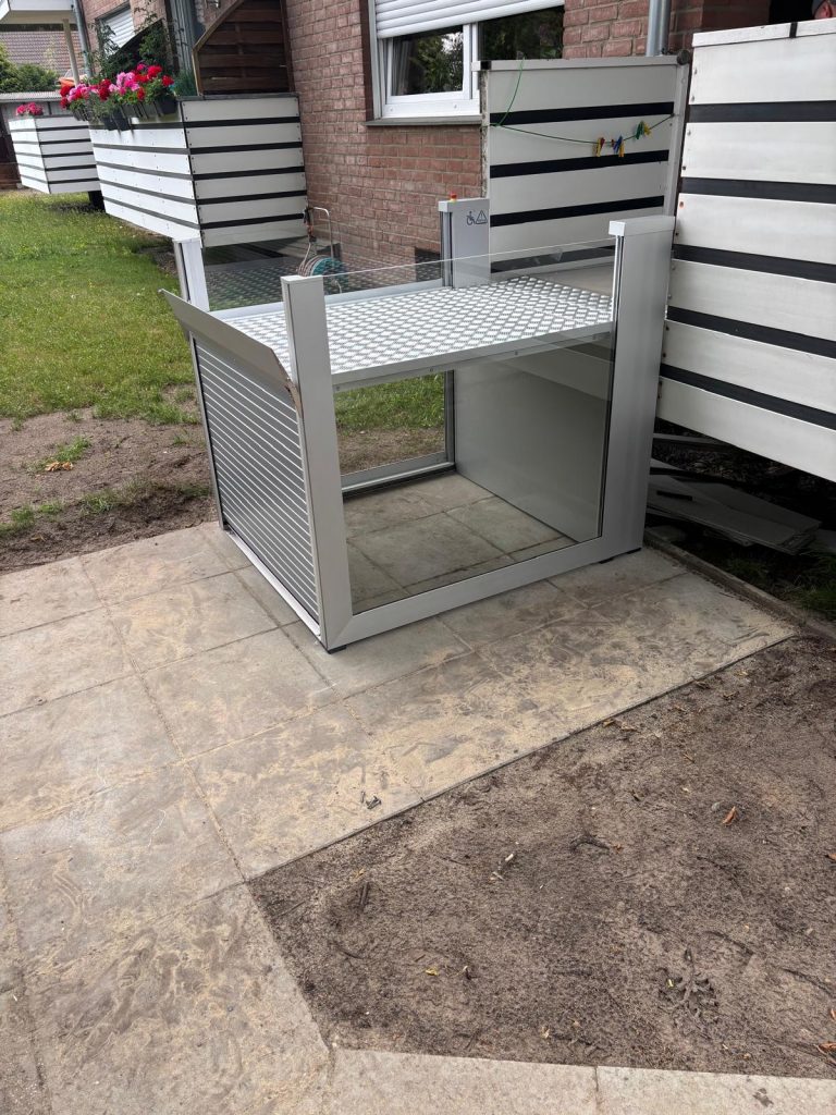 PicoPorte an einem Balkon in der unteren Etage montiert. Plattform oben