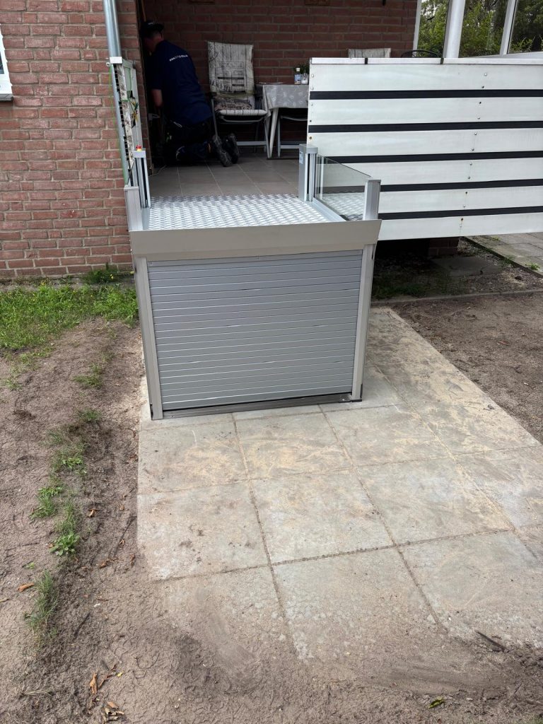 PicoPorte an einem Balkon in der unteren Etage montiert. Plattform oben von Vorne fotografiert