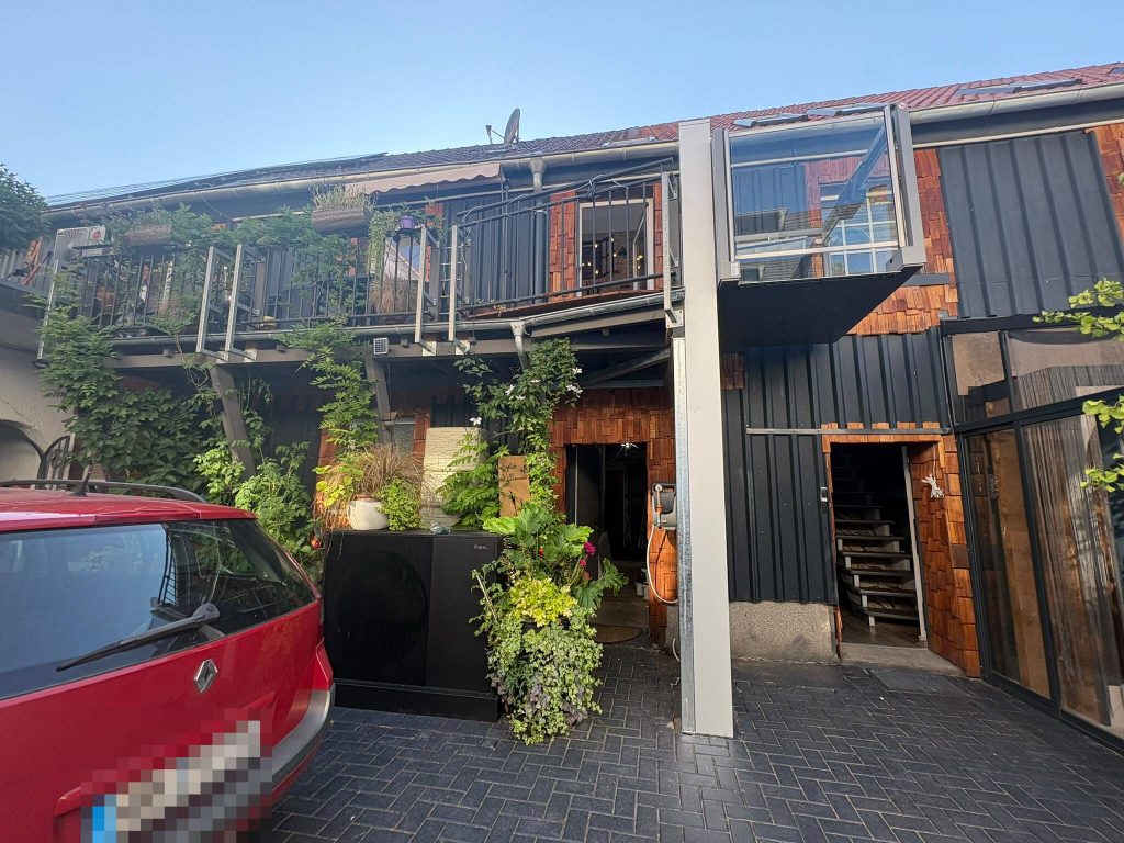 Una Porte an einem Haus montiert am Balkon. Plattform oben