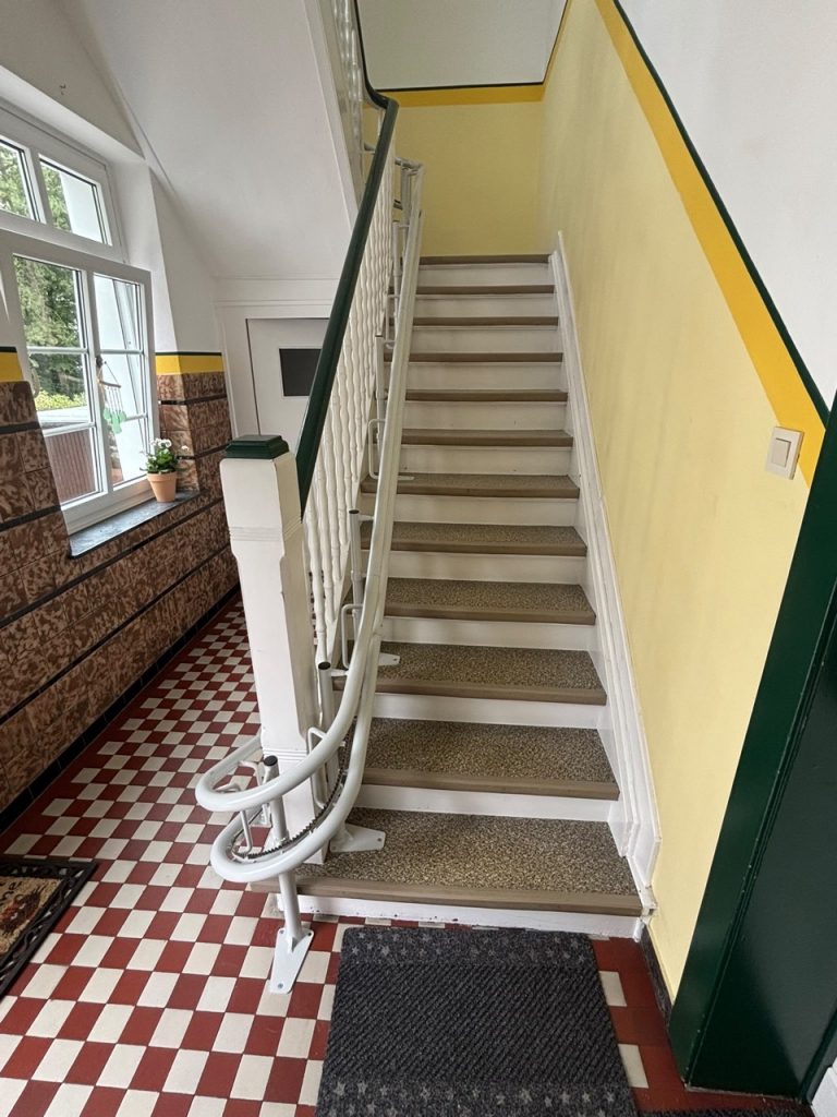 Schiene eines Trepenlift Alpha an einer Treppe montiert