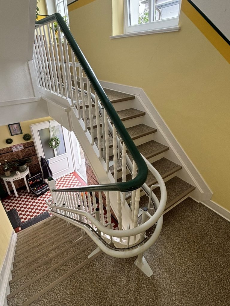 Schiene eines Trepenlift Alpha in einem treppenhaus in der ersten Etage
