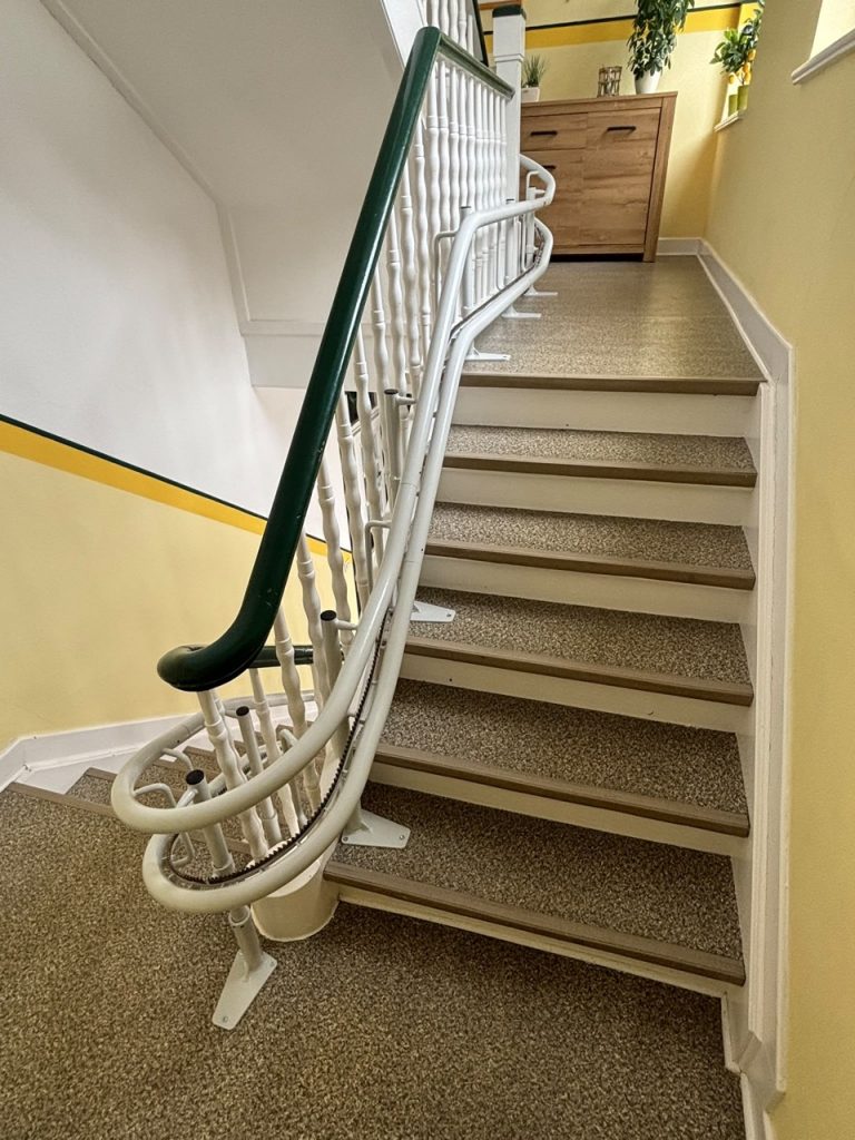 Schienen eines Trepenlift Alpha mit mit Blick ins obere Stockkwerk