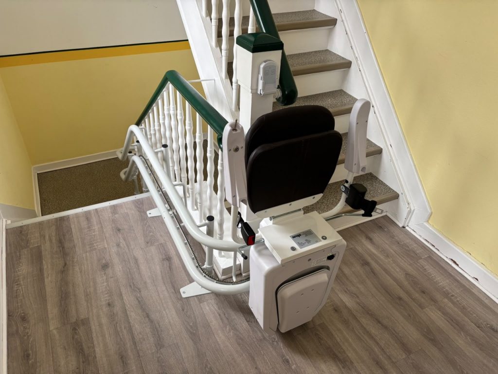 Trepenlift Alpha mit schwartem Sitz.Sitzbrett und Armlehnen hochgeklappt