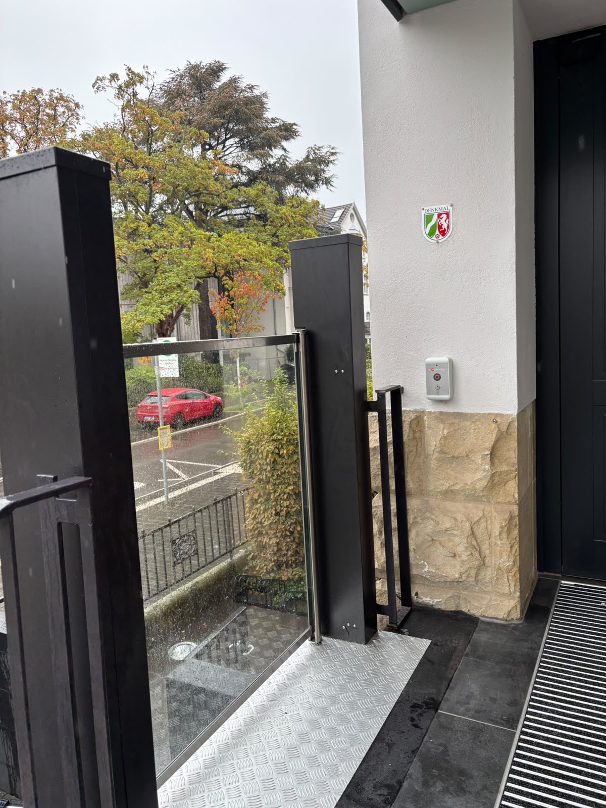 UnaPorte neben einem Denkmalschutz Schild